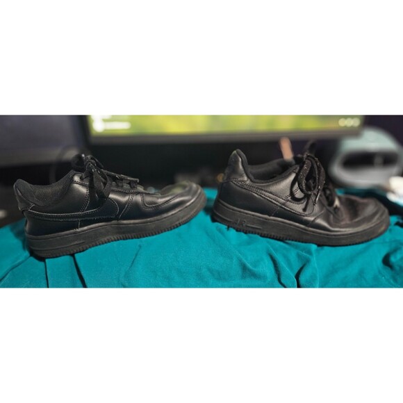 🔥 Nike Air Force 1 AF1 LE Low Triple Black Boys Youth Size 5.5 (GS) - Picture 5 of 8